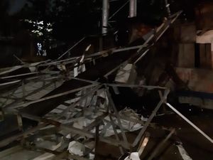 Billboard Roboh di Cakung Jaktim, Damkar Meluncur Billboard Roboh di Cakung Jaktim, Damkar Meluncur
