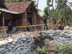 Tim KLHK Segel Ratusan Karung Limbah B3 yang Resahkan Warga Nganjuk