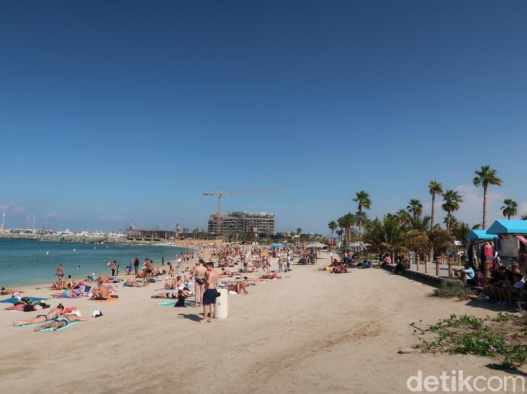 Potret La Mer, Pantai Berbikini di Dubai Potret La Mer, Pantai Berbikini di Dubai