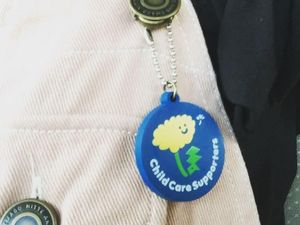 Ide dari Jepang: Pin Peduli Ayah-Ibu yang Bawa Anak di Kereta