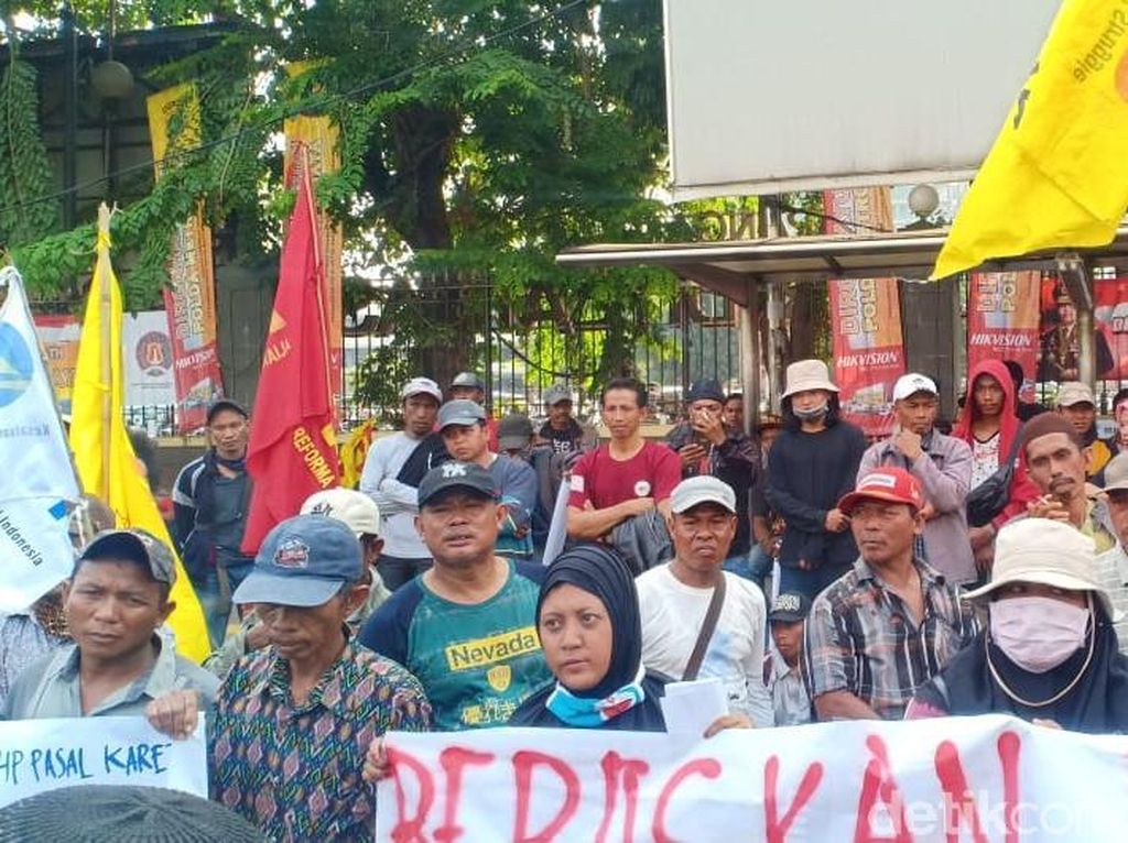 Warga Dadap Demo di Polda, Tuntut Bebaskan 2 Nelayan yang Ditahan