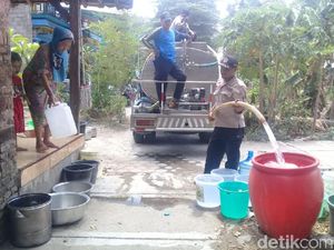 Hujan Belum Isi Sumur warga Blitar, Dropping Air Terus Dilakukan