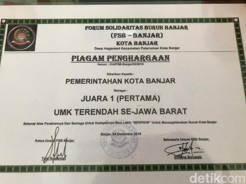 UMK Terendah di Jabar, Buruh Hadiahi Piagam ke Pemkot Banjar UMK Terendah di Jabar, Buruh Hadiahi Piagam ke Pemkot Banjar