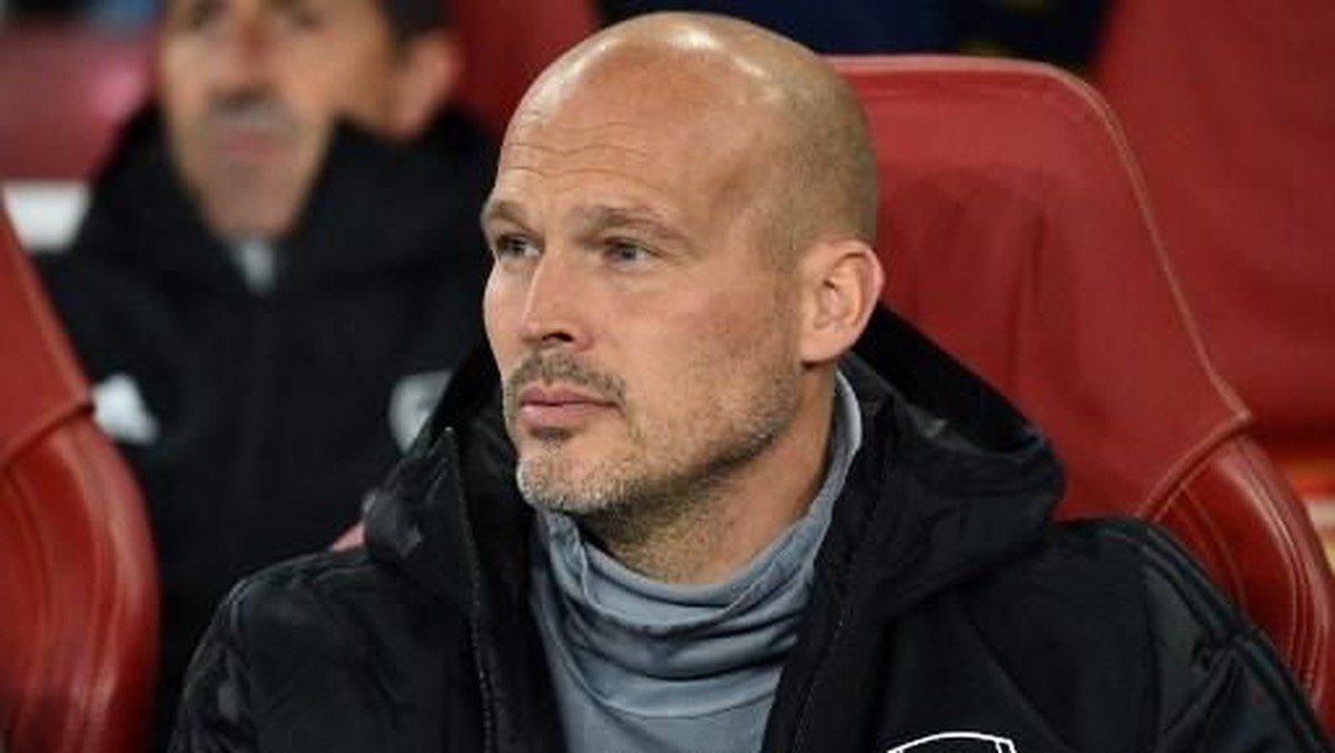 Wenger siap memberikan saran kepada Ljungberg. Foto: Glyn KIRK/AFP