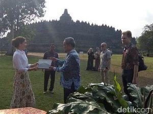 Putri Mahkota Kerajaan Denmark Kunjungi Candi Borobudur
