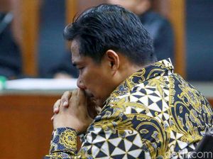 Ekspresi Bowo Sidik Usai Divonis 5 Tahun Bui Ekspresi Bowo Sidik Usai Divonis 5 Tahun Bui