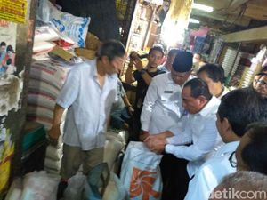Pantau Pasar di Medan, Gubsu Edy Tegur Pedagang yang Jual Beras Bau Apek