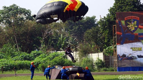 Aksi Para Polisi Udara Unjuk Keterampilan di HUT Korpolairud