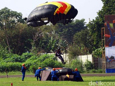 Aksi Para Polisi Udara Unjuk Keterampilan di HUT Korpolairud