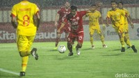 Di awal babak kedua, Persija berusaha meningkatkan tekanan mereka untuk mengejar ketertinggalan.