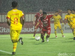 Di awal babak kedua, Persija berusaha meningkatkan tekanan mereka untuk mengejar ketertinggalan.