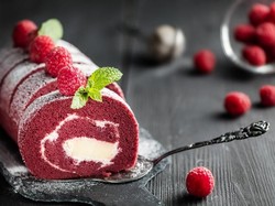Sponge Cake yang Digulung, Diberi Aneka Isi dan Hiasan Kreatif