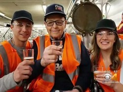 Minum Bir Setiap Sore Jadi Rahasia Panjang Umur Kakek 102 Tahun Ini