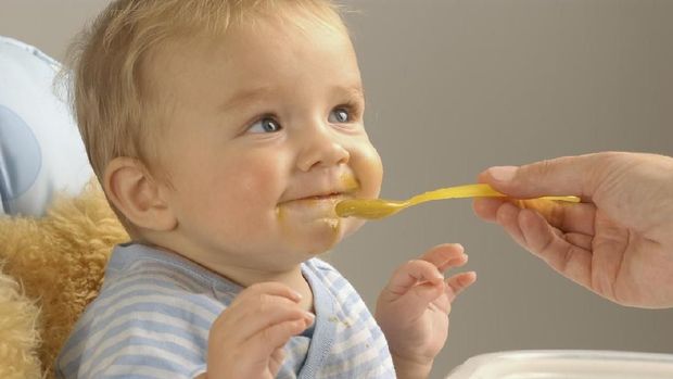 Ilustrasi bayi makan