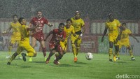 Memasuki pertengahan babak kedua, hujan semakin deras mengguyur lapangan. Meski begitu, jalannya laga tak terganggu karena baiknya drainase Stadion PTIK.