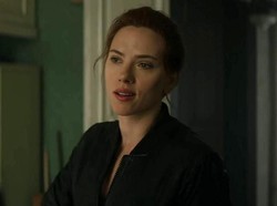 Perkasa! Black Widow Lawan Ultron saat Hamil