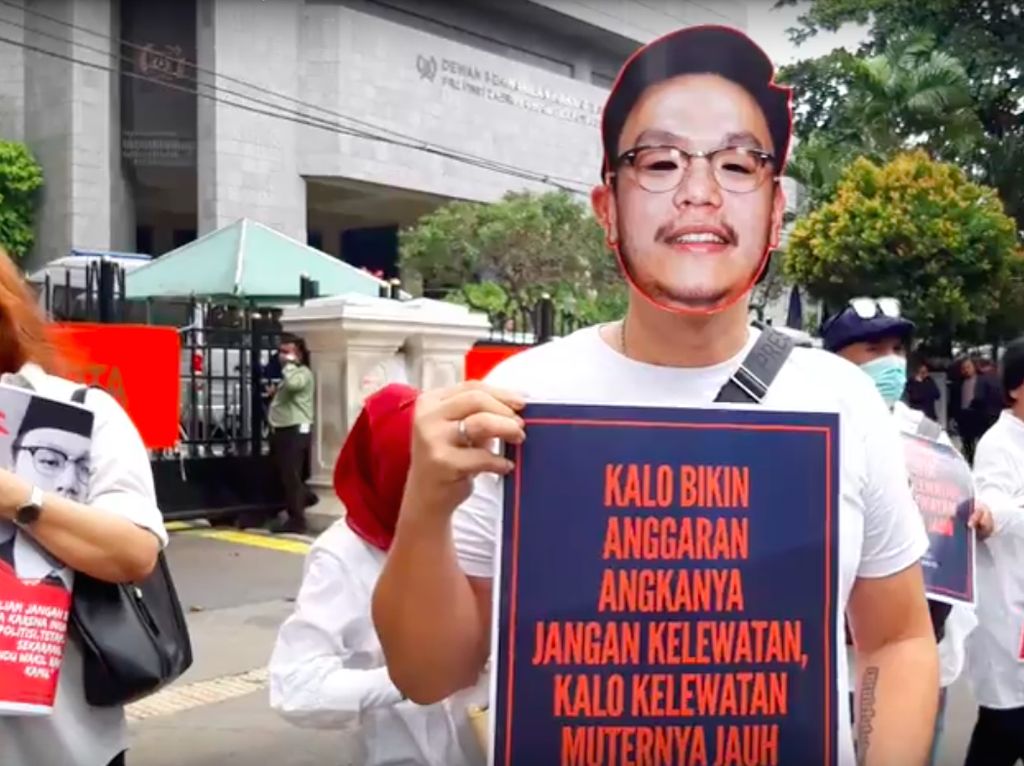 Video Massa Bertopeng Demo DPRD, Tuntut Transparansi Anggaran DKI Video Massa Bertopeng Demo DPRD, Tuntut Transparansi Anggaran DKI