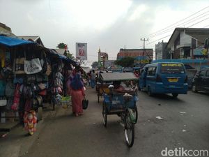 Warga Anggap Pemkab Bogor Tak Tegas Tertibkan PKL di Pasar Citeureup Warga Anggap Pemkab Bogor Tak Tegas Tertibkan PKL di Pasar Citeureup