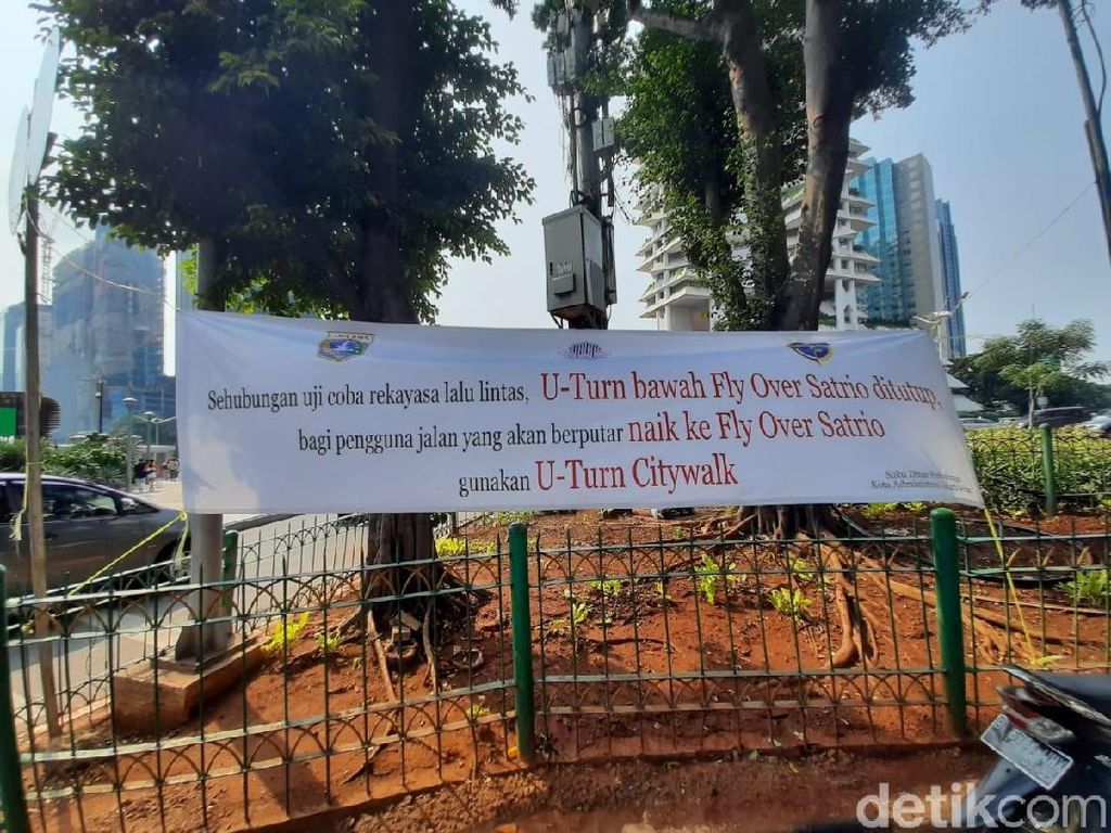 Uji Coba Penutupan U-Turn, TransJ Tak Berhenti di Flyover Karet 1 Uji Coba Penutupan U-Turn, TransJ Tak Berhenti di Flyover Karet 1