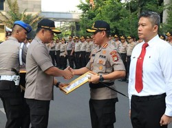 Kapolda Metro Beri Pin Emas ke 26 Anggotanya yang Bongkar Mafia Properti