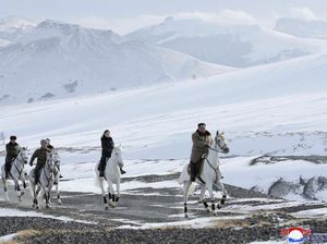 Berkuda Putih Ditemani Istri, Kim Jong-Un Kunjungi Gunung Suci Korut