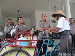 Polisi Kota Kediri Jaga Kamtibmas dengan Makan Bareng Puluhan Tukang Becak