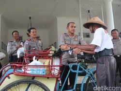 Polisi Kota Kediri Jaga Kamtibmas dengan Makan Bareng Puluhan Tukang Becak