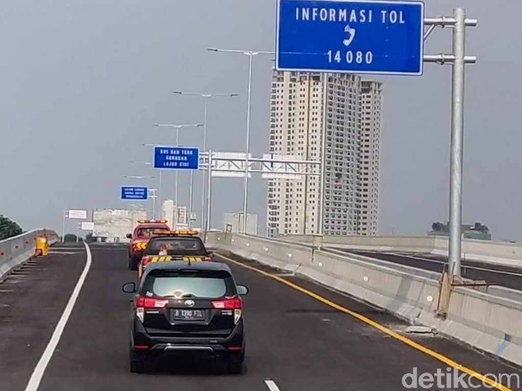 Tol Layang Japek Dibuka, Truk Bahagia di Bawah Tol Layang Japek Dibuka, Truk Bahagia di Bawah