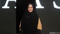 Gaya Liburan Artis Indonesia Pakai Baju Syari, Revalina sampai Melly Goeslaw