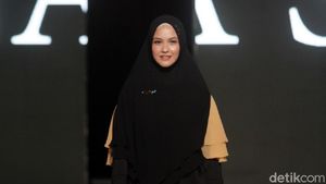 Gaya Liburan Artis Indonesia Pakai Baju Syari, Revalina sampai Melly Goeslaw
