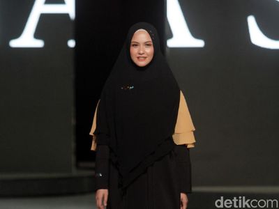 Gaya Liburan Artis Indonesia Pakai Baju Syari, Revalina sampai Melly Goeslaw