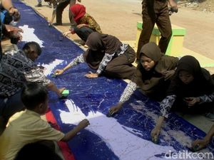 Saat Ratusan Siswa SLB Batang Membatik Sak Karepe Sepanjang 120 Meter Saat Ratusan Siswa SLB Batang Membatik Sak Karepe Sepanjang 120 Meter