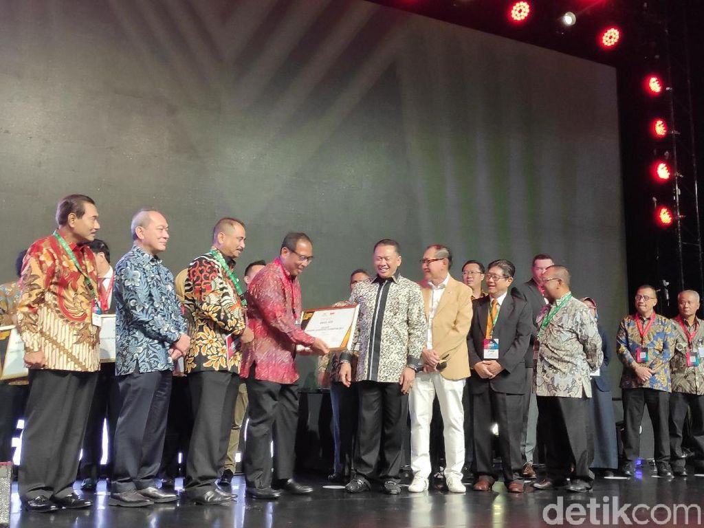 Momen CEO detiknetwork Terima Penghargaan Marketeer of The Year Momen CEO detiknetwork Terima Penghargaan Marketeer of The Year