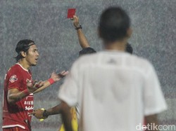 Saat Persija mulai gencar melakukan serangan, petaka menghampiri mereka pada menit ke-57. Ryuji Utomo diusir keluar lapangan oleh wasit. Ia mendapatkan kartu kuning kedua usai melanggar Dzumafo.