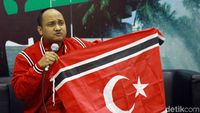 Facrul Razi Bentangkan Bendera Aceh di Parlemen