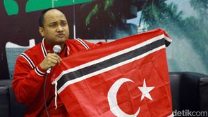 Facrul Razi Bentangkan Bendera Aceh di Parlemen