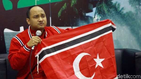 Facrul Razi Bentangkan Bendera Aceh di Parlemen
