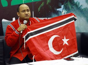 Facrul Razi Bentangkan Bendera Aceh di Parlemen