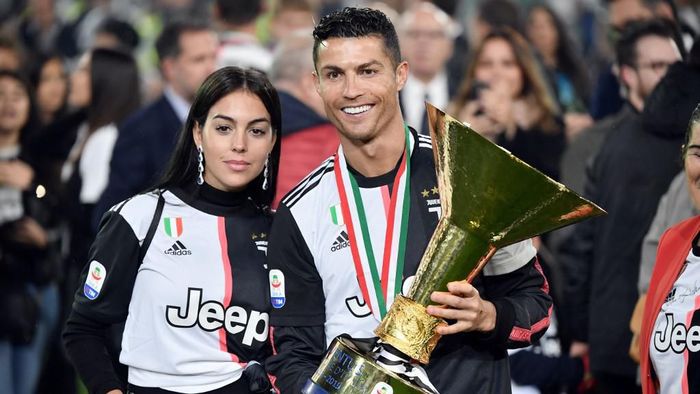 Tak cuma Ronaldo, Georgina pun meraup untung dari aktivias di media sosial (Marco Bertorello / AFP) Tak cuma Ronaldo, Georgina pun meraup untung dari aktivias di media sosial (Marco Bertorello / AFP)