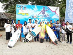 Peselancar Lokal & Mancanegara Ramaikan Kompetisi Surfing di Anyer