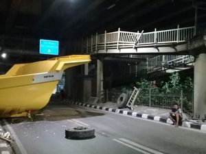 Bak Truk yang Tabrak JPO di Ahmad Yani Jaktim Dievakuasi