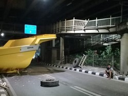 Bak Truk yang Tabrak JPO di Ahmad Yani Jaktim Dievakuasi