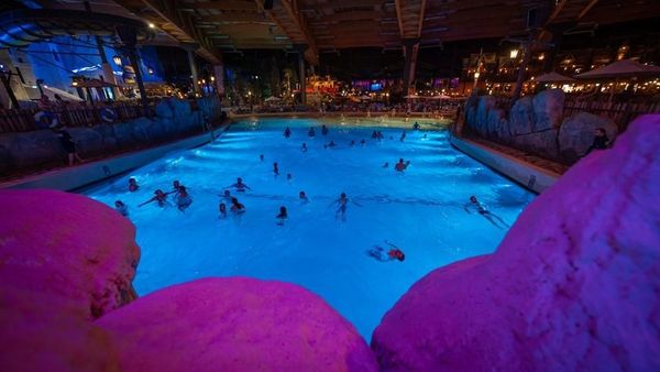 Potret Kolam Renang Indoor Seluas 5 Kali Lapangan Sepakbola