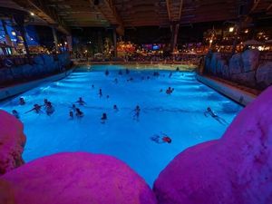 Potret Kolam Renang Indoor Seluas 5 Kali Lapangan Sepakbola Potret Kolam Renang Indoor Seluas 5 Kali Lapangan Sepakbola