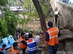 Petugas Cek Fondasi Jembatan Depan Stasiun Rawa Buntu Tangsel yang Retak