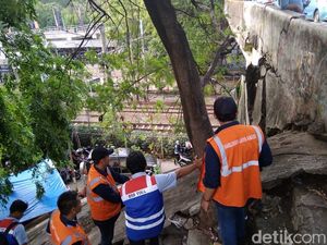 Petugas Cek Fondasi Jembatan Depan Stasiun Rawa Buntu Tangsel yang Retak Petugas Cek Fondasi Jembatan Depan Stasiun Rawa Buntu Tangsel yang Retak