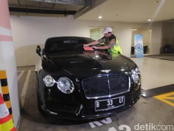 Petugas Temukan Bentley-Rubicon Tunggak Pajak di Jakut