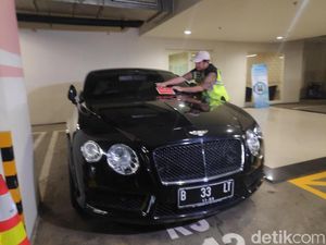 Petugas Temukan Bentley-Rubicon Tunggak Pajak di Jakut Petugas Temukan Bentley-Rubicon Tunggak Pajak di Jakut