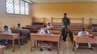 Satgas Pamtas RI-PNG Jadi Pengawas UTS di Sekolah Perbatasan
