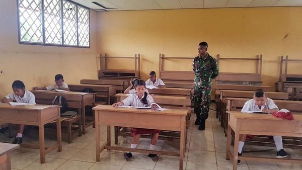 Satgas Pamtas RI-PNG Jadi Pengawas UTS di Sekolah Perbatasan